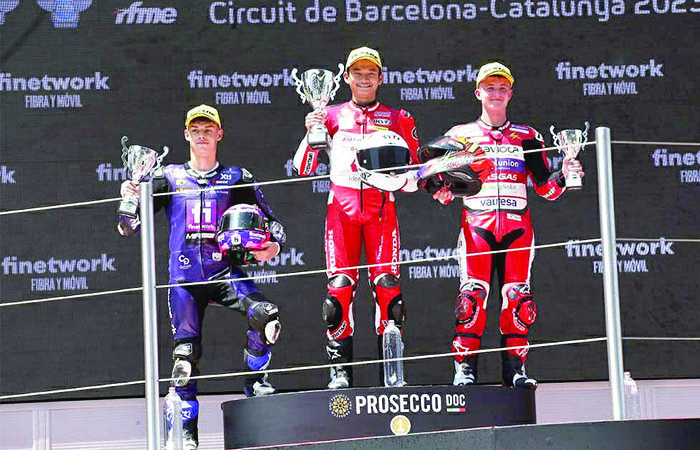 PRESTASI: Pembalap Astra Honda Racing Team (AHRT) dari Purworejo Fadillah Arbi Aditama (tengah) meraih podium tertinggi ajang balap FIM JuniorGP di Circuit de Barcelona-Catalunya pada Minggu (16/7).