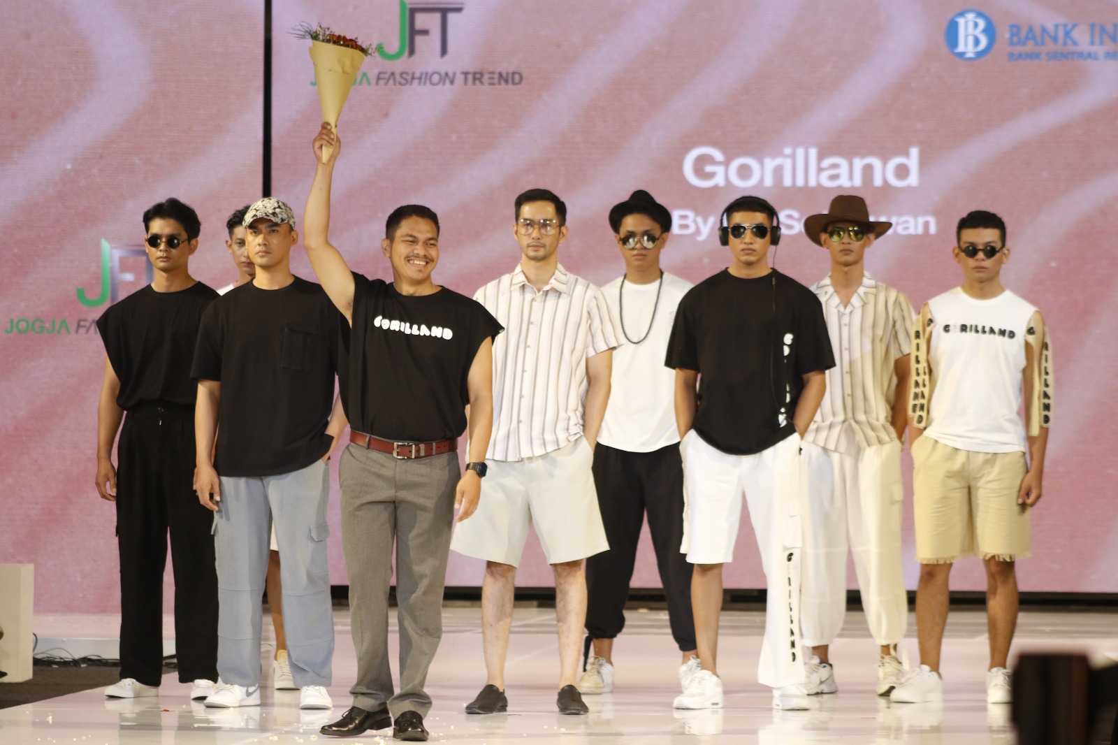 SUKSES: Isa Setyawan saat mengikuti fashion show Jogja Fashion Trend 2023 di Pakuwon Mall Jogja, Minggu (16/7/2023). (Dok pribadi)