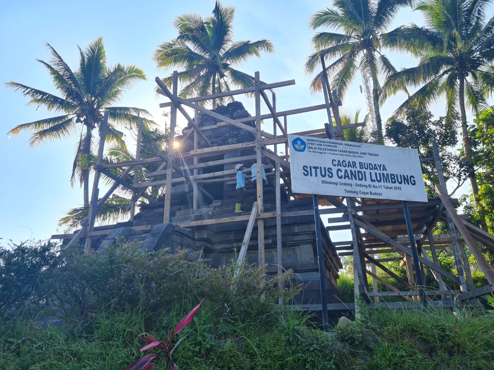 BAKAL PINDAH: Para pekerja tampak mempersiapkan diri untuk pemindahan Candi Lumbung. (Naila Nihayah/Radar Jogja)