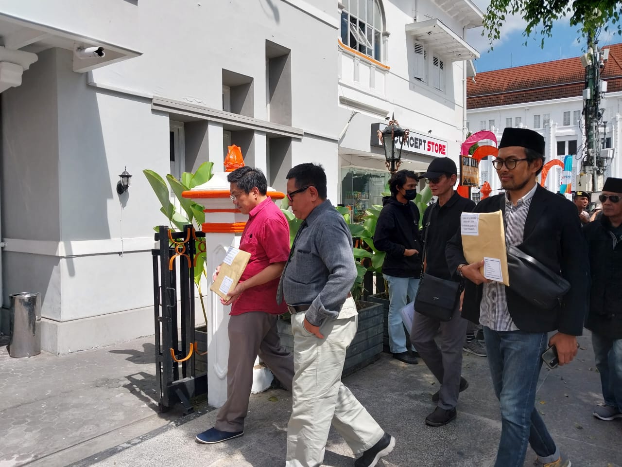 MINTA KEPASTIAN: Puluhan korban Apartemen Malioboro City mengirim surat ke Jokowi karena 10 tahun tidak ada kejelasan SHM, di Kantor Pos Jogja, Senin (17/7/2023). (Wulan Yanuarwati/Radar Jogja)
