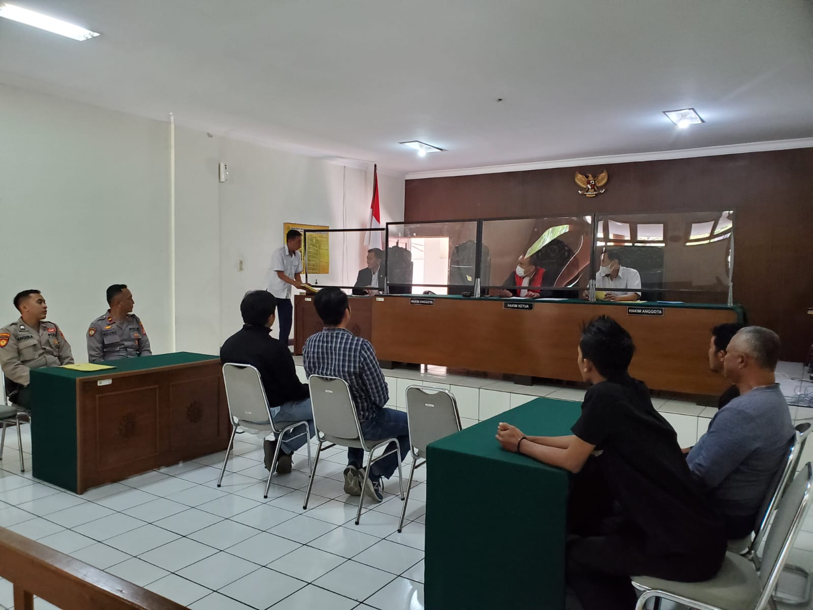 Juru parkir liar menjalani sidang tindak pidana ringan di Pengadilan Negeri (PN) Jogja pada Senin, (17/7/2023). (Wulan Yanuarwati/Radar Jogja)