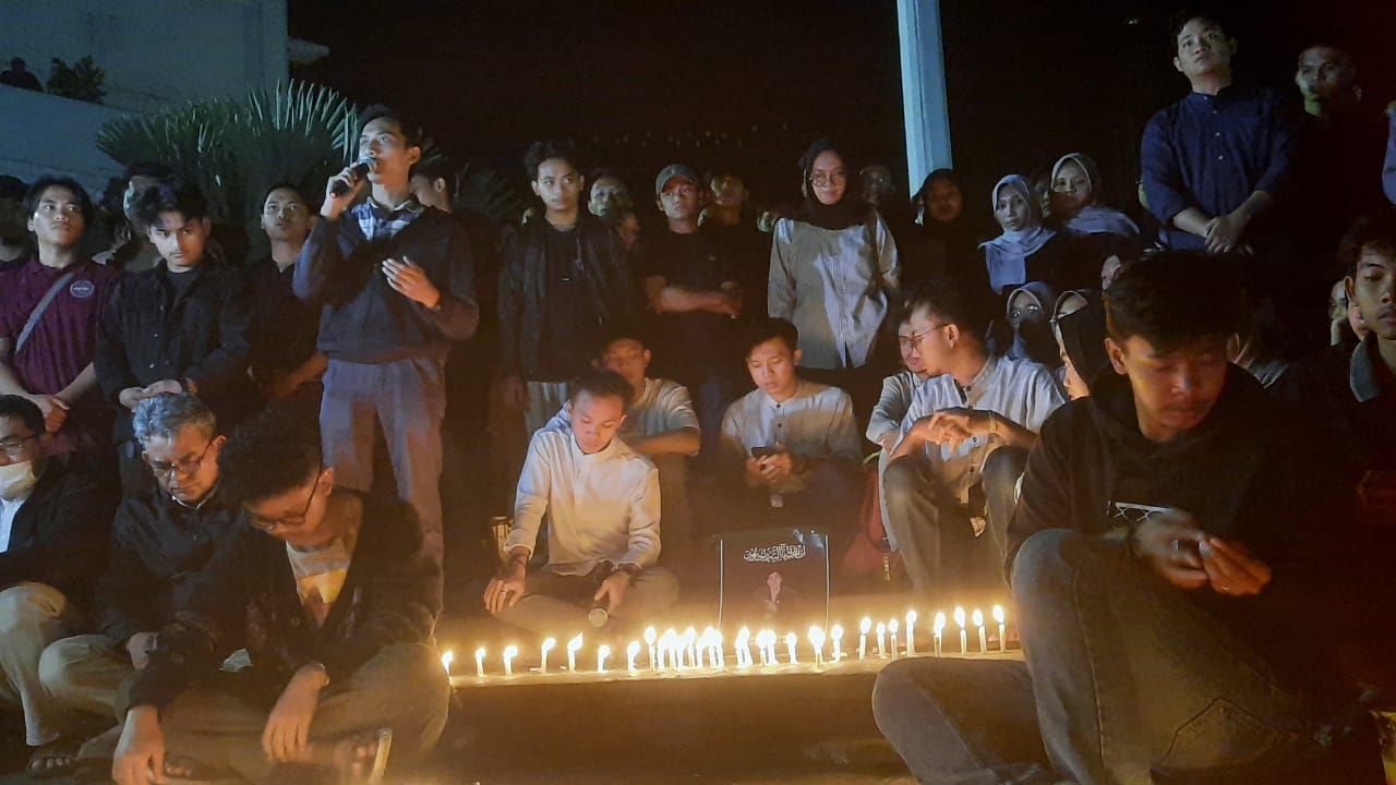 SUKA: Para mahasiswa UMY menggelar aksi solidaritas dan doa bersama untuk almarhum Redho di Kampus UMY. (Istimewa)