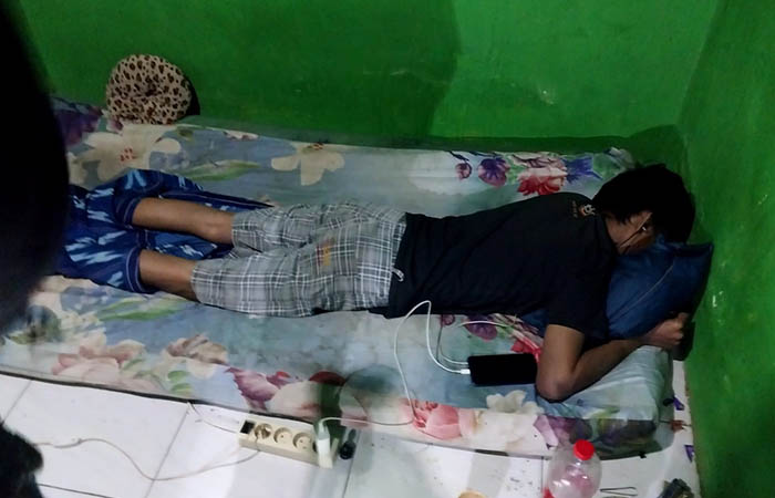 OLAH TKP: Petugas polisi saat melakukan olah tempat kejadian perkara di sebuah kamar kos yang beralamat di kalurahan Jambidan, Banguntapan, Bantul.
