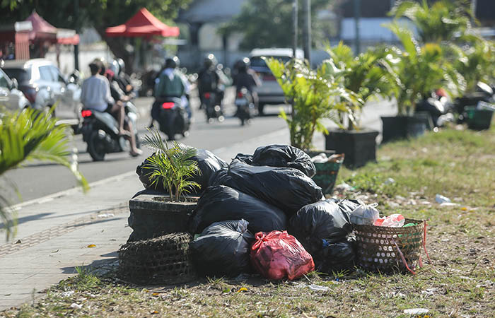 MENUMPUK: Tumpukan sampah pedagang kaki lima terlihat menumpuk di kawasan Alun-Alun Kidul kemarin (17/7). Penumpukan sampah ada di wilayah Jogja karena TPST Piyungan ditutu