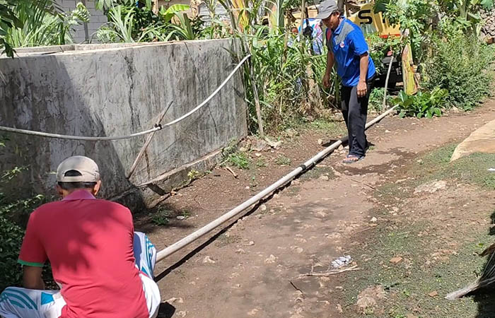 TAK ADA SUMBER: Warga Tungu, Girimulyo, Panggang terlihat memasang selang dari mobil tangki air swasta untuk dialirkan ke rumah masing-masing beberapa waktu lalu.