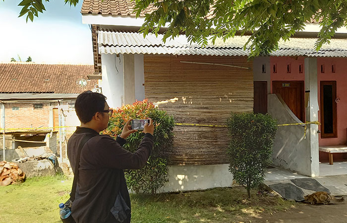 TAK DISANGKA: Rumah kos Waliyin di Dusun Krapyak, Triharjo, Sleman, kemarin (17/7). Reno yang kos di sebelah Waliyin menduga eksekusi terhadap korban tidak dilakukan di ko