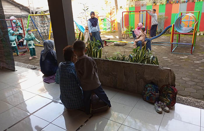 ANTUSIAS: Suasana hari pertama masuk sekolah telihat ramai di PAUD IT Ibnu Abbas Kebumen. Para orang tua turut mendampingi anaknya dari luar kelas.