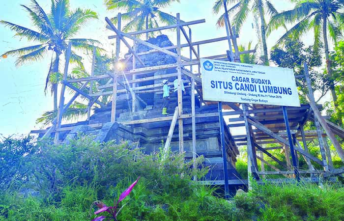 BAKAL PINDAH: Para pekerja tampak mempersiapkan diri untuk pemindahan Candi Lumbung di Krogowanan, Sawangan. Perancah pun dipasang agar memudahkan pengambilan batu candi.&nbsp;