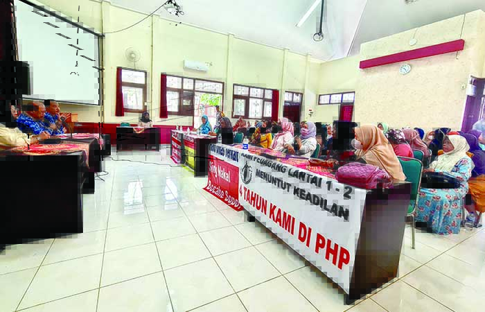 AUDIENSI: Para pedagang Pasar Muntilan mendatangi kantor Dinas Perdagangan, Koperasi, dan UKM (Disdagop UKM) Kabupaten Magelang untuk melakukan audiensi, Senin (17/7).