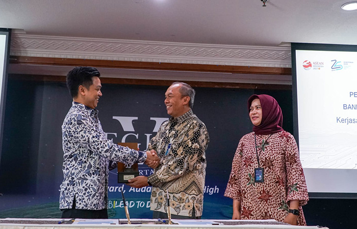 Bank Mandiri bekerja sama dengan Ruang Guru untuk memberikan solusi keuangan bagi pengguna platform edukasi