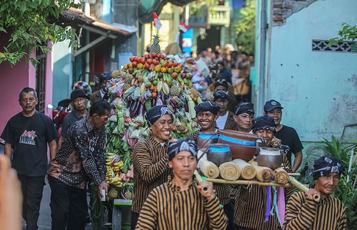 Warga di Kelurahan Keparakan menggelar upacara adat merti kampung Kenduri Suro, Selasa (18/7/23).