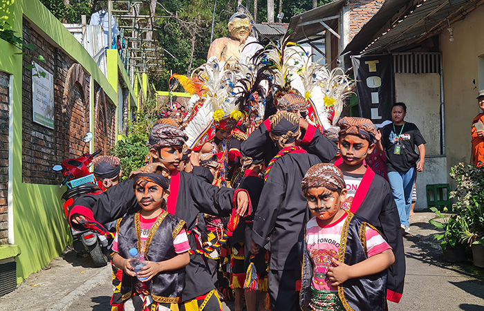 KIRAB: Anak-anak tampak mengenakan baju kesenian untuk ikut arak-arak di kawasan Kebun Raya Gunung Tidar. Dua ogoh-ogoh pun turut meramaikannya.
