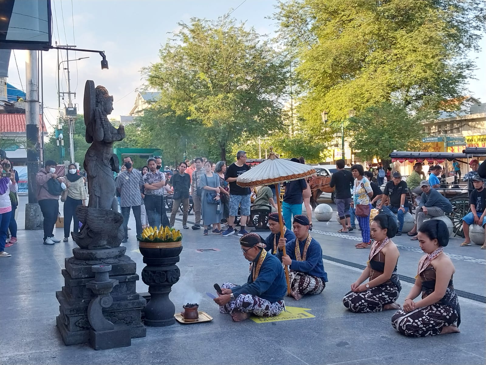 DOA: Prosesi doa sebelum pembukaan pameran. (Wulan Yanuarwati/Radar Jogja)