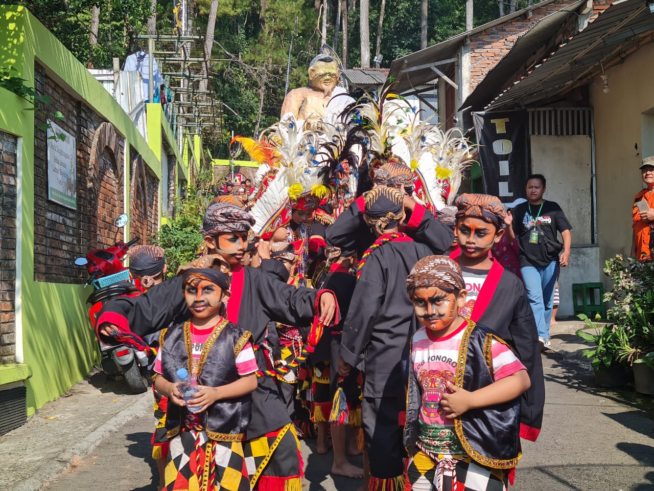 KIRAB: Anak-anak tampak mengenakan baju kesenian untuk ikut arak-arak. Dua ogoh-ogoh pun turut meramaikannya. (Naila Nihayah/Radar Jogja)