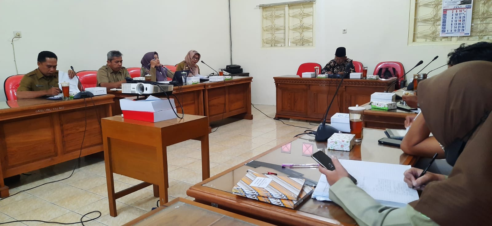 CARI SOLUSI: Pembahasan Kebijakan Umum APBD (KUA) dan Prioritas Plafon Anggaran Sementara (PPAS) 2024 bersama Komisi D DPRD Gunungkidul (18/7). (Gunawan/Radar Jogja)
