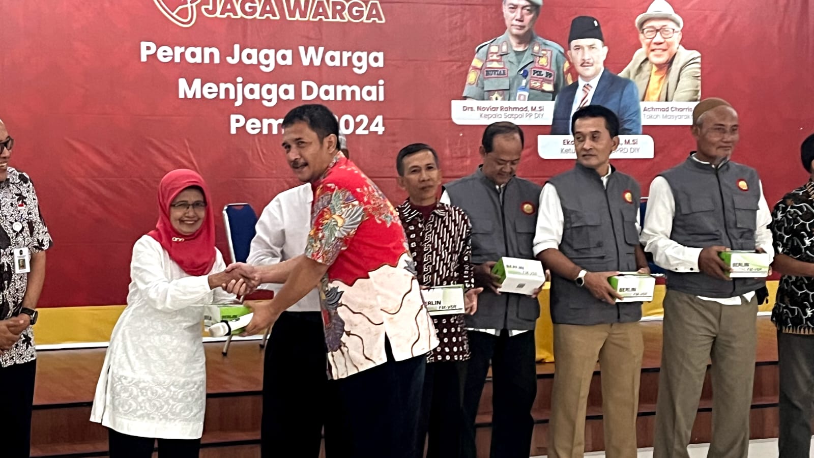 BERSAMA: Eko Suwanto, Ketua Komisi A DPRD DIY dari Fraksi PDI Perjuangan, saat Jagongan Jaga Warga bertema Peran Jaga Warga Menjaga Damai Pemilu 2024 di Umbulharjo, Jogja. (Istimewa)