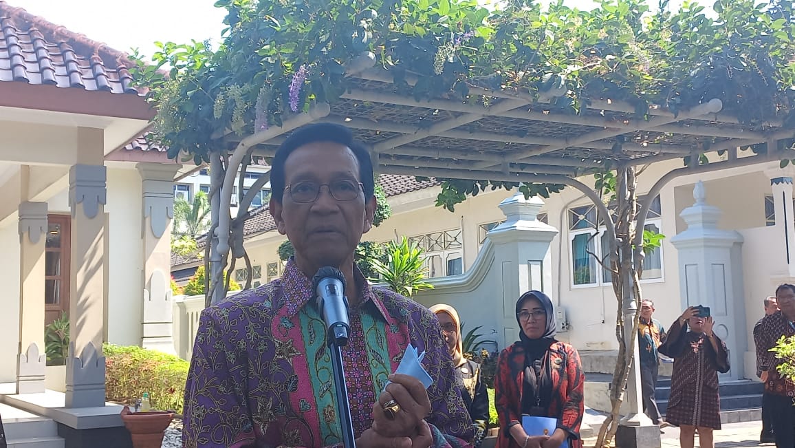 TEGAS: Gubernur DIJ Hamengku Buwono (HB) X di Kompleks Kepatihan kemarin (18/7). (Winda Atika Ira P/Radar Jogja)