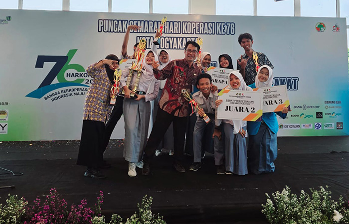 MOMENTUM: Para peserta lomba yang mengikuti gelaran paduan suara dan debat perkoperasian dalam rangka peringatan Hari Koperasi ke-76 di PDIN Jogja Selasa&nbsp;(18/7/23).