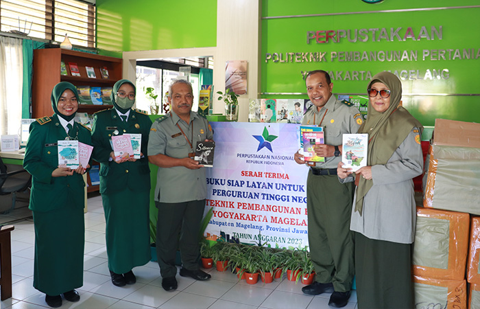Perpustakaan Nasional Republik Indonesia memberikan hibah 850 buku untuk perpustakaan Politeknik Pembangunan Pertanian Yogyakarta Magelang