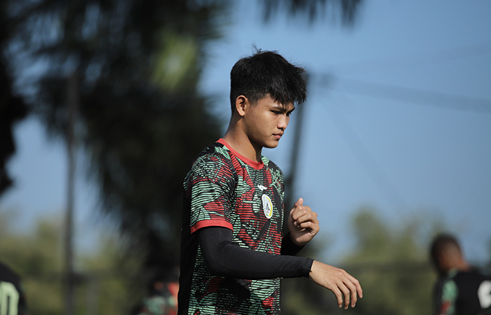 Pemain PSS Sleman Hokky Caraka saat menjalani latihan bersama tim di Lapangan Pakembinangun, Pakem, Sleman.