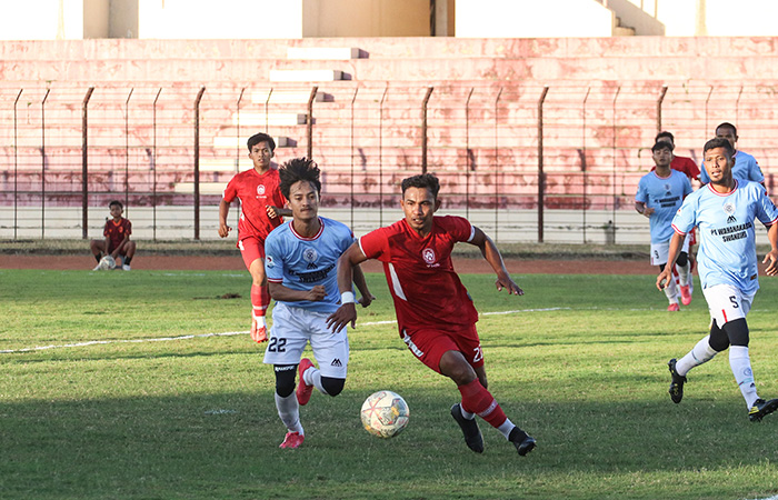 SENIOR: Asisten pelatih Persiba Bantul Ugik Sugiyanto (kanan) juga turun sebagai pemain di laga menghadapi Wahana FC Pekanbaru di Stadion Sultan Agung (SSA), Rabu (19/7/23).