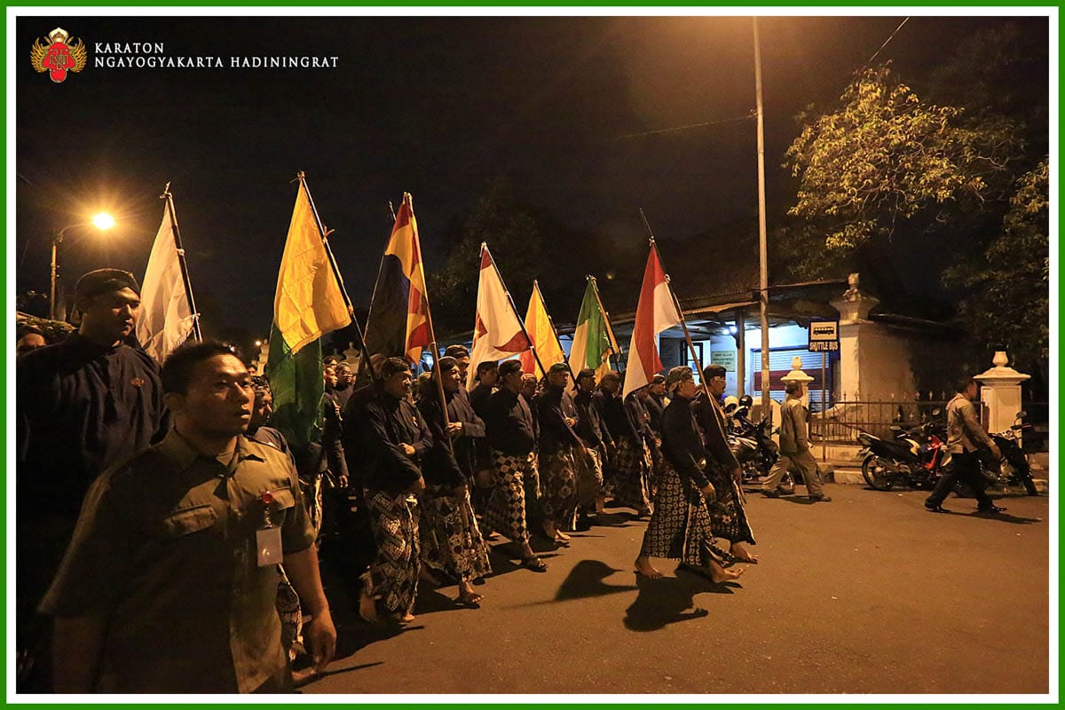 DIAM: Mubeng beteng pada 1 Suro dengan berjalan mengelilingi beteng Keraton Jogja. (Dok Istimewa)