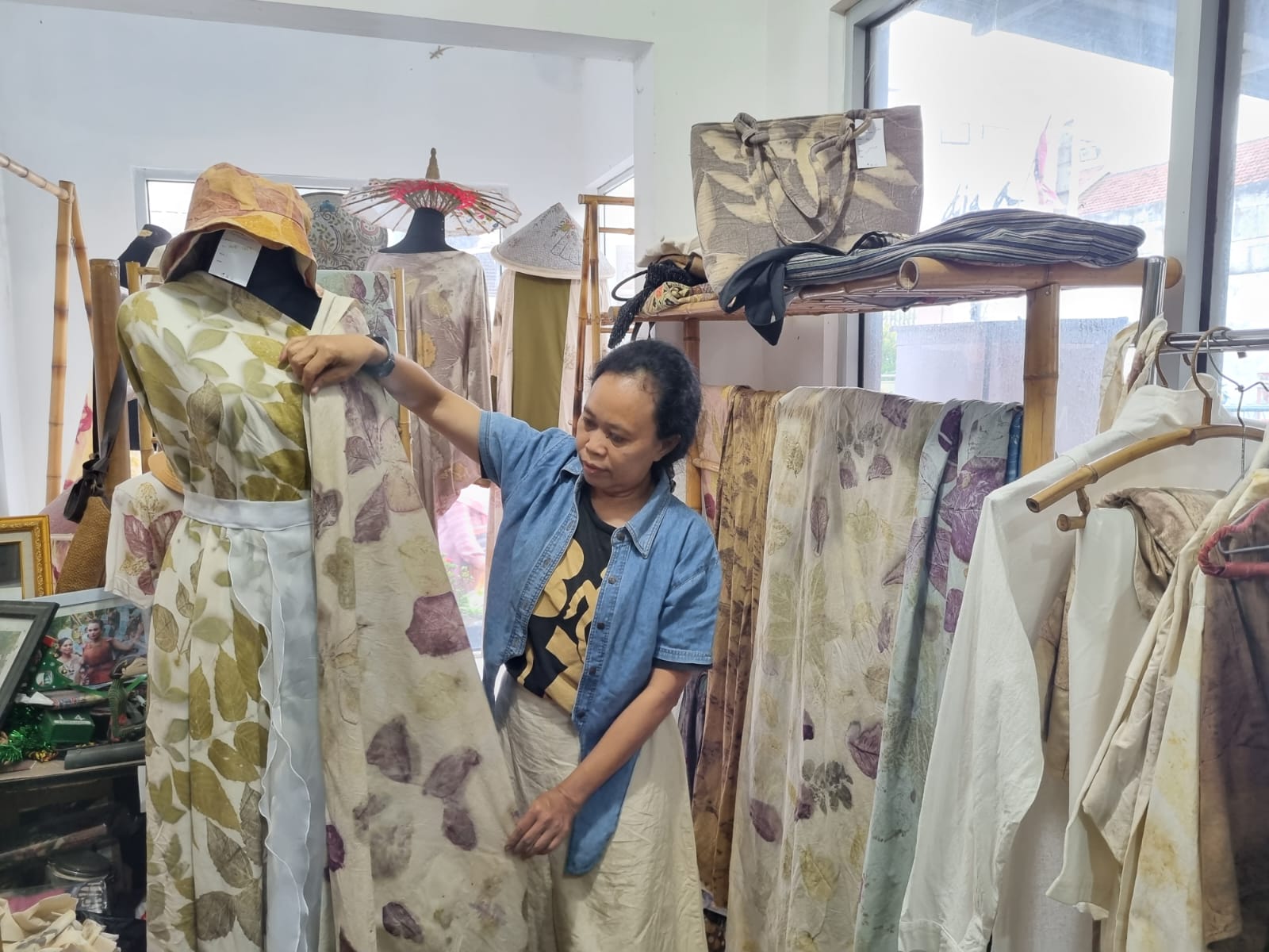 KREATIF: Modesta Nursanti salah seorang artisan yang mengembangkan ecoprint ke ragam media lain seperti kanvas lukis hingga tumbler minum. (Fahmi Fahriza/Radar Jogja)