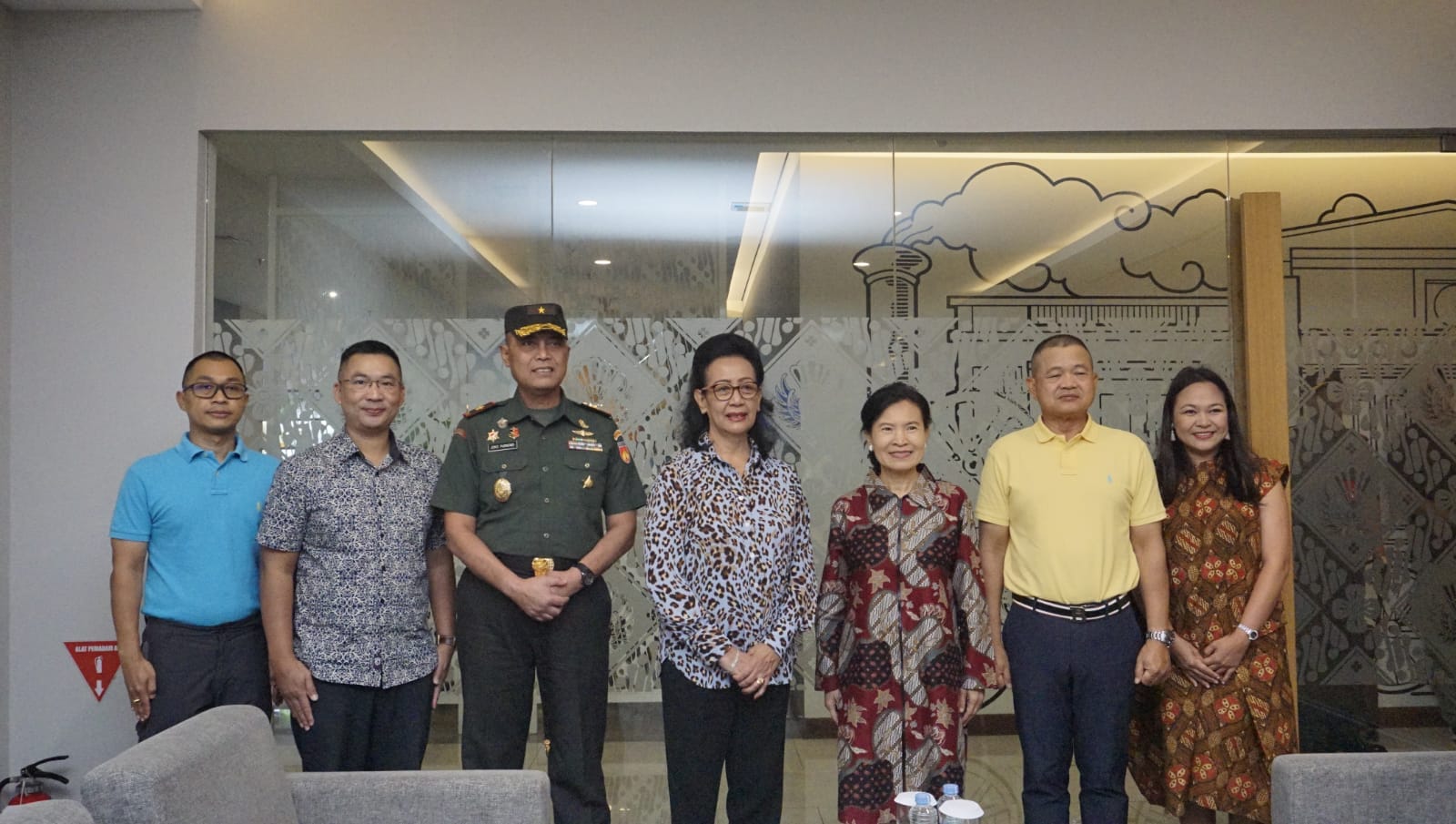 SAHABAT: Kepala Staf Angkatan Darat Thailand Jenderal Narongpan Jitkaewthae bersama Komandan Korem 072/Pamungkas Brigjen TNI Joko Purnomo dan GKR Hemas di Bandara YIA Rabu (19/8). (Penrem 072/PMK)