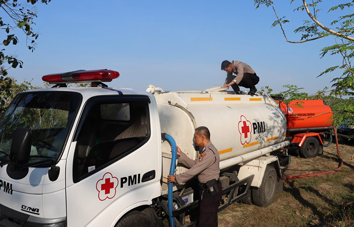 DISALURKAN:&nbsp;Petugas saat melakukan dropping air bersih ke wilayah terdampak kekeringan di Kabupaten Bantul pada Selasa (18/7/23).