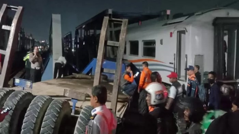 Kereta Api Brantas menabrak truk trailer di perlintasan Madukoro Semarang Selasa (18/7/2023). (Nurchamim/Jawa Pos Radar Semarang)