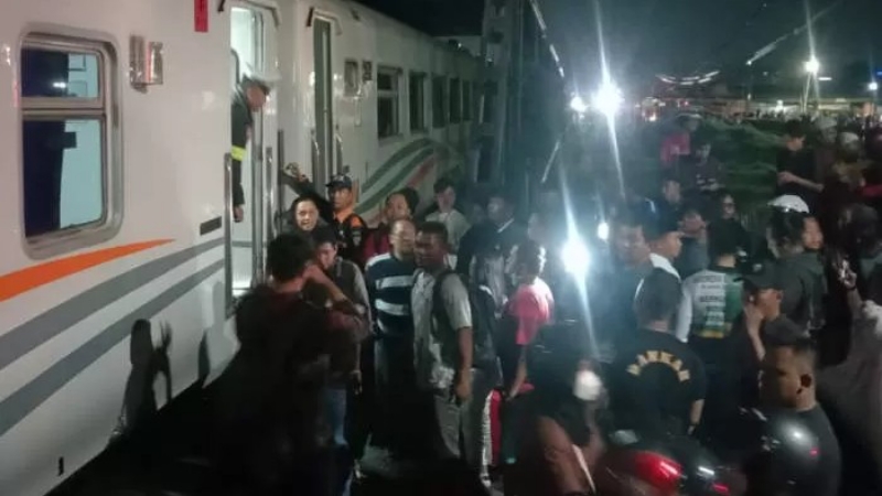 SELAMAT: Penumpang Kereta Api Brantas berhamburan keluar usai KA menabrak truk di Jalan Madukoro Semarang Selasa (18/7/2023). (NURCHAMIM/JAWA POS RADAR SEMARANG )