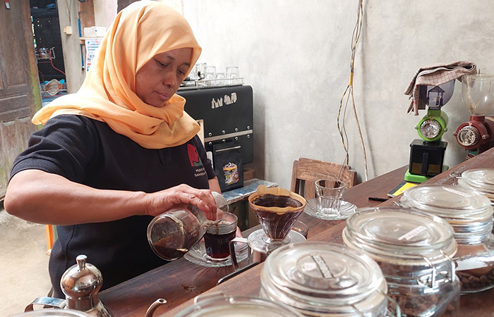 KREATIF: Marwiyah, 54, warga MadigondoRT&nbsp;022.RW&nbsp;08 Kalurahan Sidoharjo, Kalurahan Samigaluh, Kulon Progo saat meramu kopi di Kedai Kopi Mbak Mar miliknya.