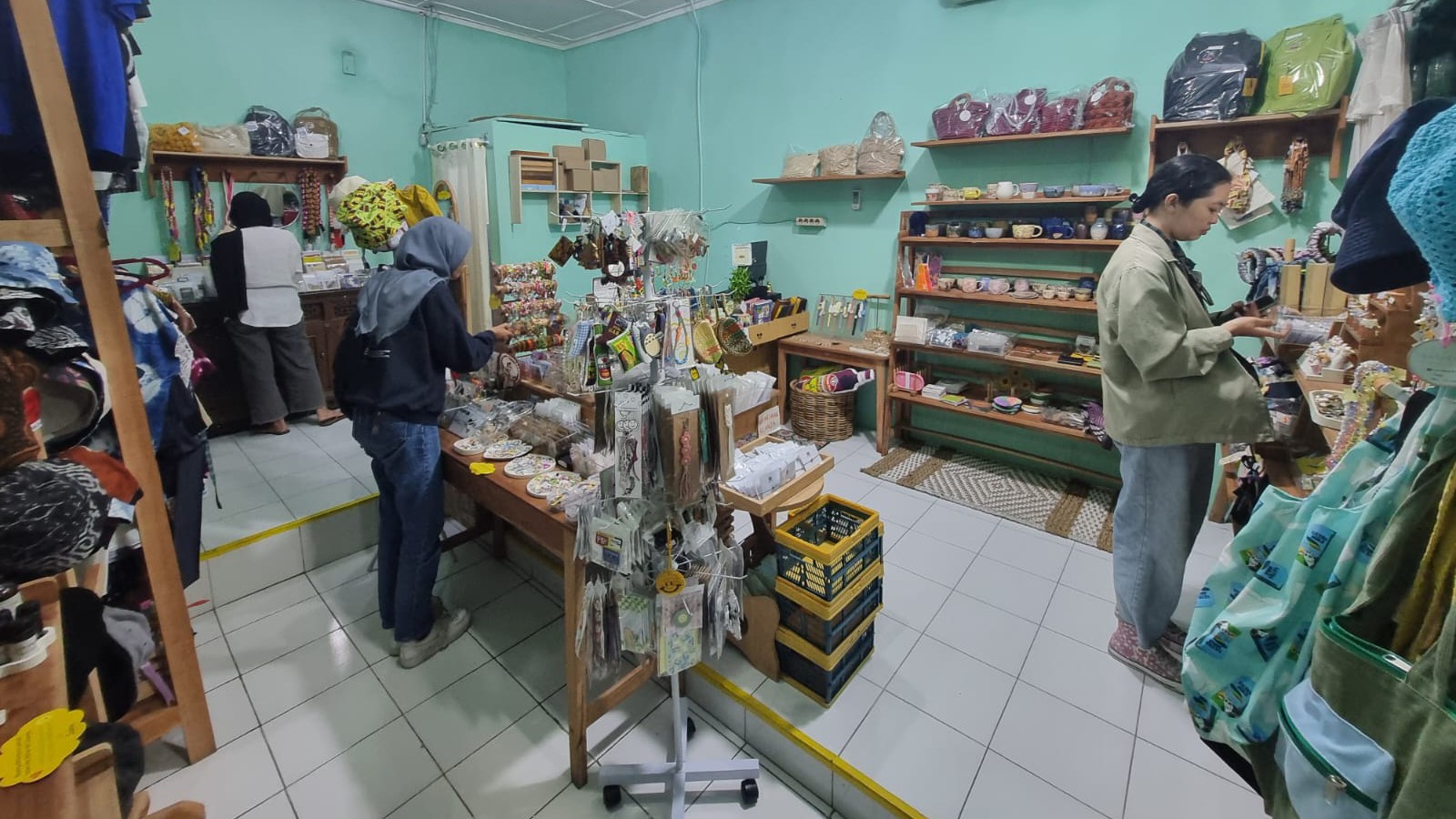 ALTERNATIF: Sadean Concept Store mewadahi UMKM lokal untuk memasarkan produknya. (Fahmi Fahriza/Radar Jogja)