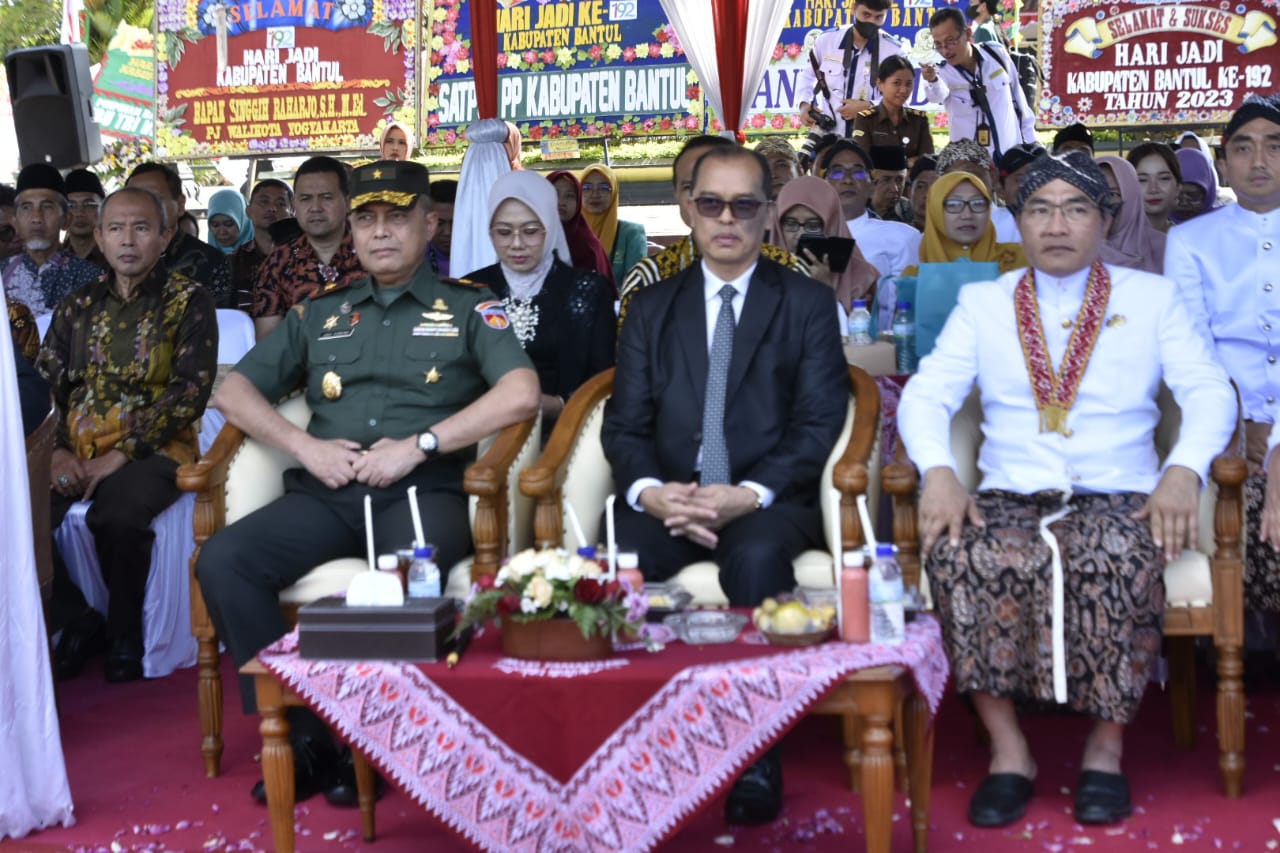 MAJU: Danrem 072/Pamungkas Brigjen TNI Joko Purnomo, Sekda Provinsi DIY Beny Suharsono, dan Bupati Bantul Abdul Halim Muslih di Hari Jadi Ke-192 Kabupaten Bantul. (Penrem 072/PMK)