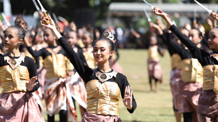 MAKMUR: Suasana upacara HUT ke-192 kabupaten Bantul dan penampilan tari kolosal Hangukuhi Jatining Diri di Lapangan Trirenggo, Kamis (20/7). (Dok Humas Pemkab Bantul)