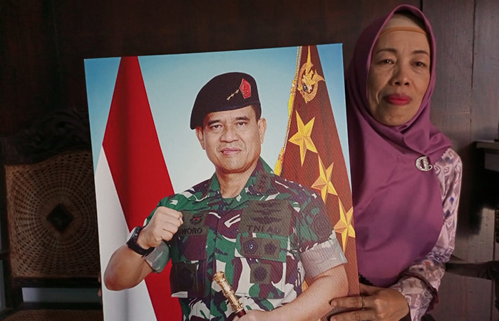 BANGGA : Kuswardani menunjukkan foto kakaknya, Marsdya TNI Kusworo yang kini dipercaya menjadi Kepala Badan Nasional Pencarian dan Pertolongan (BNPP atau Basarnas).