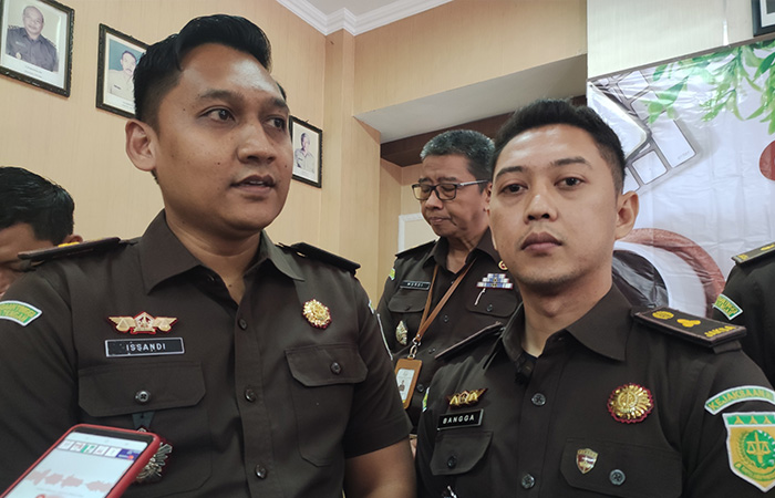 BERI KETERANGAN: Kasi Tindak Pidana Khusus (Pidsus) Kejari Purworejo Bangga Prahara (kiri) memberikan keterangan pers terkait upaya Kejari purworejo