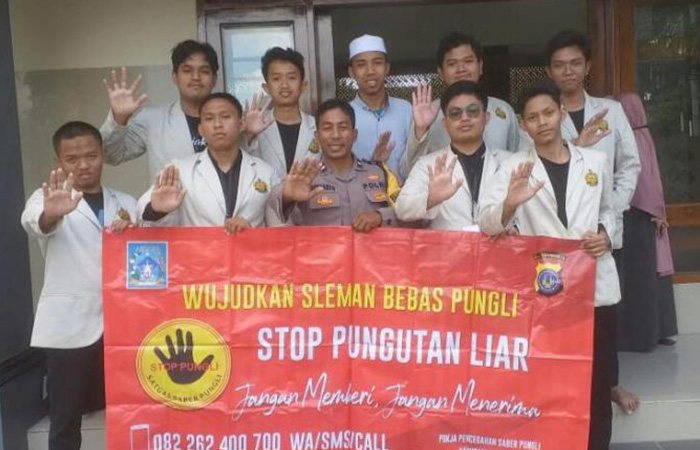 PEDULI: Anggota Bhabinkamtibmas Kalurahan Sumberarum, Moyudan usai melakukan sosialisasi kepada santri Pondok Pesantren Bina Umat terkait praktik pungutan liar (pungli).