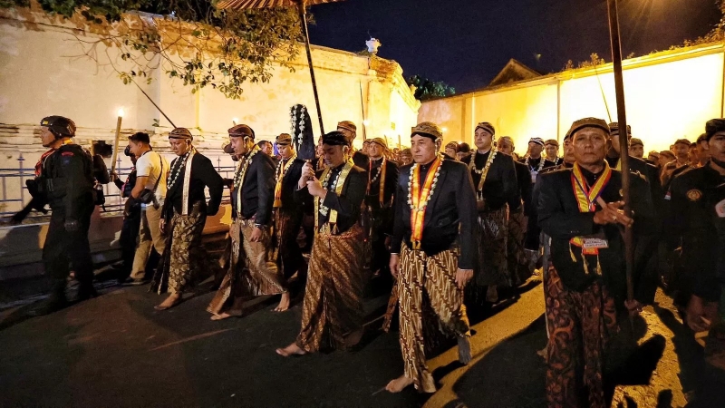 TAPA BISU: Putra mahkota Keraton Kasunanan Surakarta KGPAA Sudibyo Raja Putra Narendra Ing Mataram (tiga dari kanan) didaulat sebagai cucuk lampah kirab Kebo Bule, Kamis (20/7/2023). (ist)