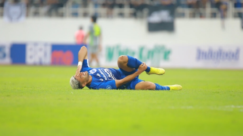 TAK MAIN: Vitinho mengalami cedera saat membela PSIS menghadapi Persebaya. (Dok PSIS)