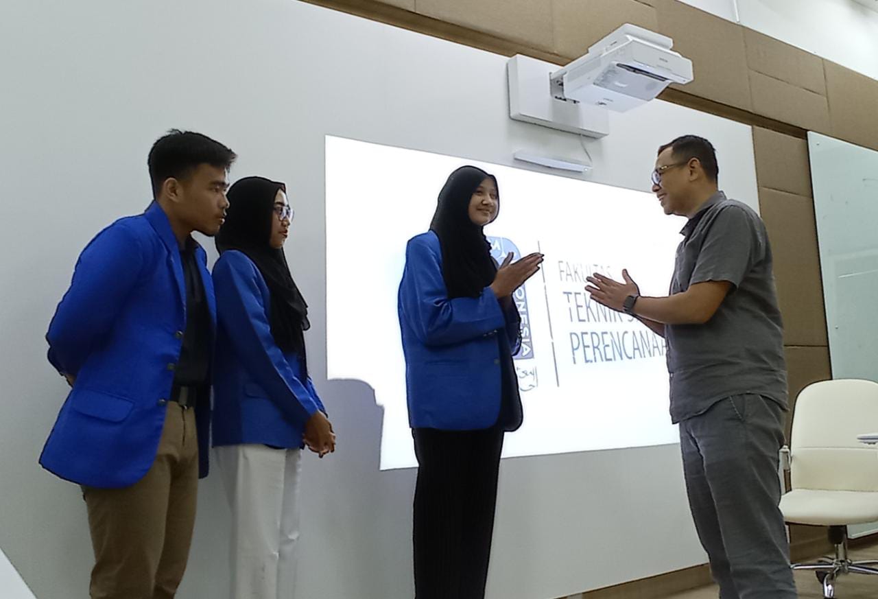 PAMITAN: Tiga mahasiwa FTSP UII yang mendapatkan beasiswa IISMA dan ICT berpamitan kepada Dekan FTSP UII Ilya Fadjar Maharika, Kamis (20/7).