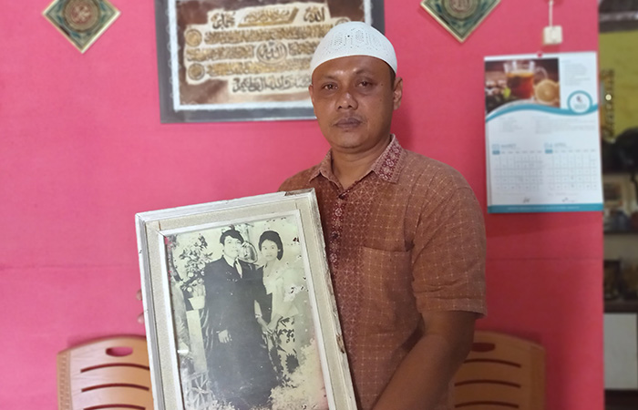 ANAK RAGIL: Aris Bambang Pujiantoro menunjukkan foto almarhum ayahnya, Djoenaidi dan ibunya, di rumahnya Sidorejo Kasihan, Bantul, Jumat (21/7).