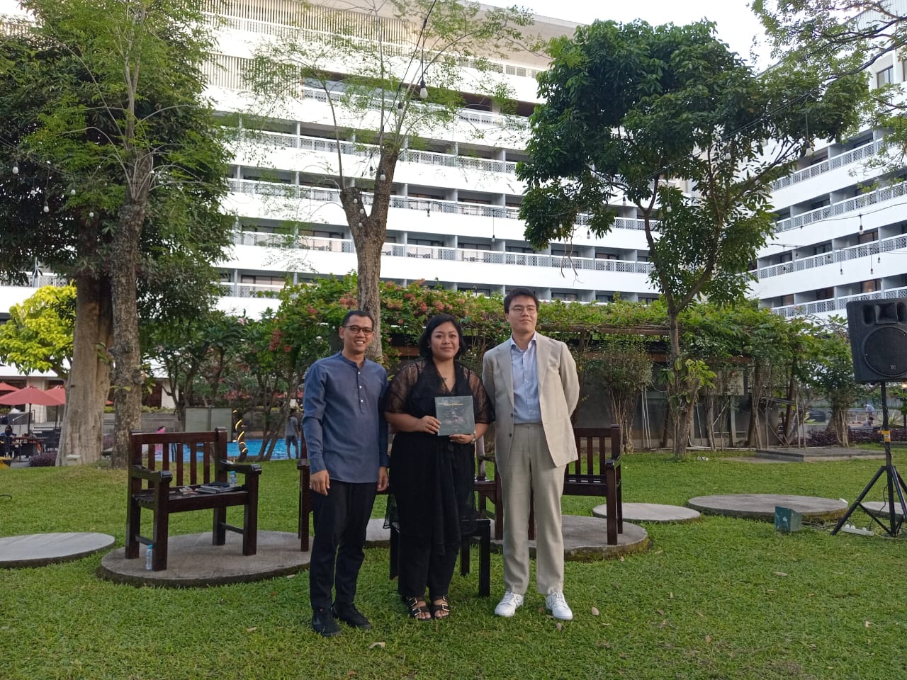 KULINER: Laire Siwi Mentari, Sang Penulis Buku Kelana Lidah Jawa, saat menandatangai bukunya di Royal Garden Hotel Royal Ambarukmo, kemarin (20/7). (RIZKY WAHYU/RADAR JOGJA)