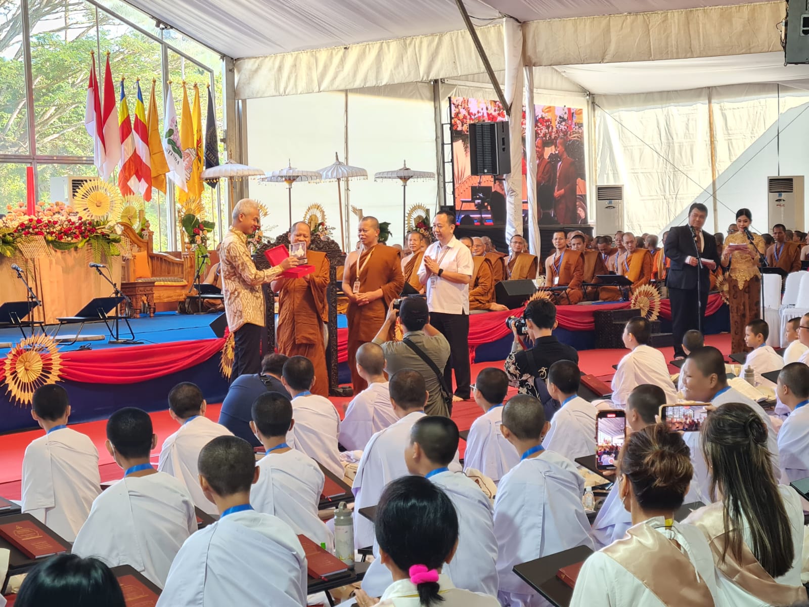 RESMI: Gubernur Jateng Ganjar Pranowo membuka kegiatan Indonesia Tipitaka Chanting (ITC) dan Asalha Mahapuja 2567/2023 di kompleks Candi Borobudur pada 21-23 Juli 2023. (Naila Nihayah/Radar Jogja)