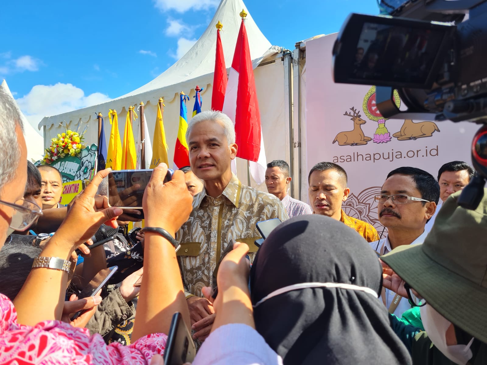 PESAN MORAL: Ganjar Pranowo di Taman Lumbini, kompleks Candi Borobudur, Jumat (21/7). (Naila Nihayah/Radar Jogja)