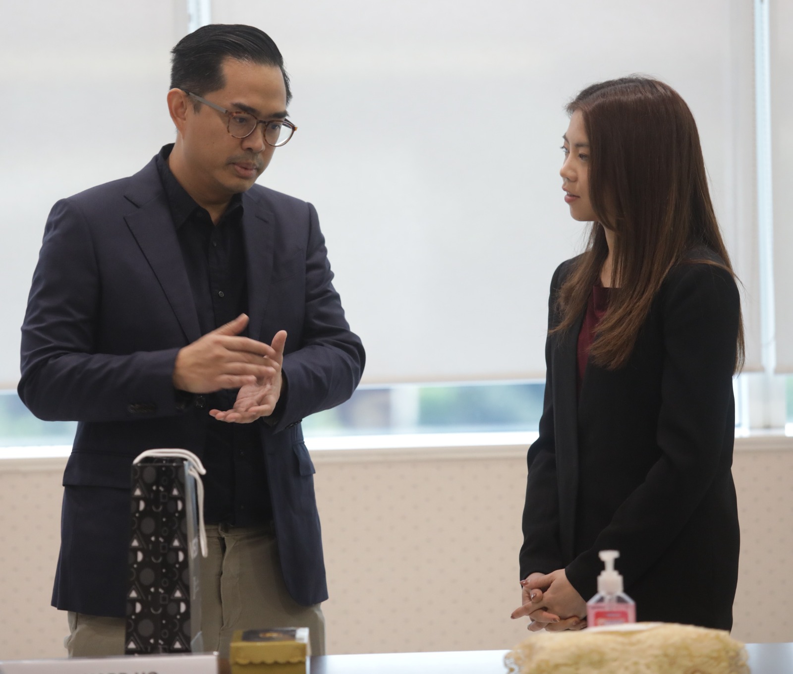 KERJA SAMA: Chief Home Officer XL Axiata, Bernard Ho Swee Keong dan Managing Director VISION+, Clarissa Tanoesoedibjo di Jakarta, Kamis (20/7). (ISTIMEWA)