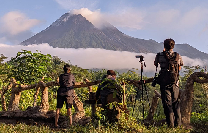 SUASANA SEJUK: Wisatawan menikmati suasana sejuk dan menenangkan di Tankaman Natural Park, yang hanya berjarak enam kilometer dari puncak Gunung Merapi.