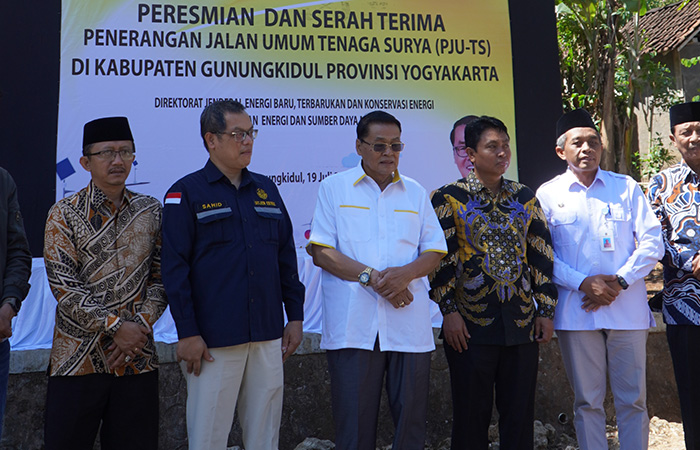 MANFAAT: Secara simbolis penyerahan bantuan PJU-TS berlangsung di Bondogede, Sumbergiri, Ponjong Rabu (19/7/23).