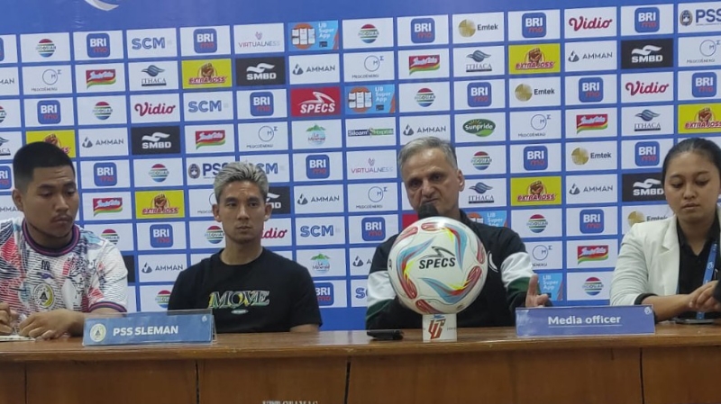 YAKIN: Pelatih PSS Marian Mihail dan Kim Kurniawan saat press conference pre-match PSS versus PSIS di Stadion Maguwoharjo Kamis (20/7). (Satria Putra Sejati/Radar Jogja)