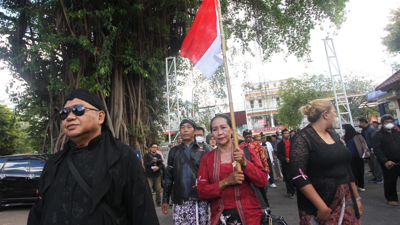 Forum Bela Budaya Adat dan Tradisi Nusantara menggelar aksi di Kantor DPRD DIY Jumat (21/7). (GUNTUR AGA TIRTANA/RADAR JOGJA)